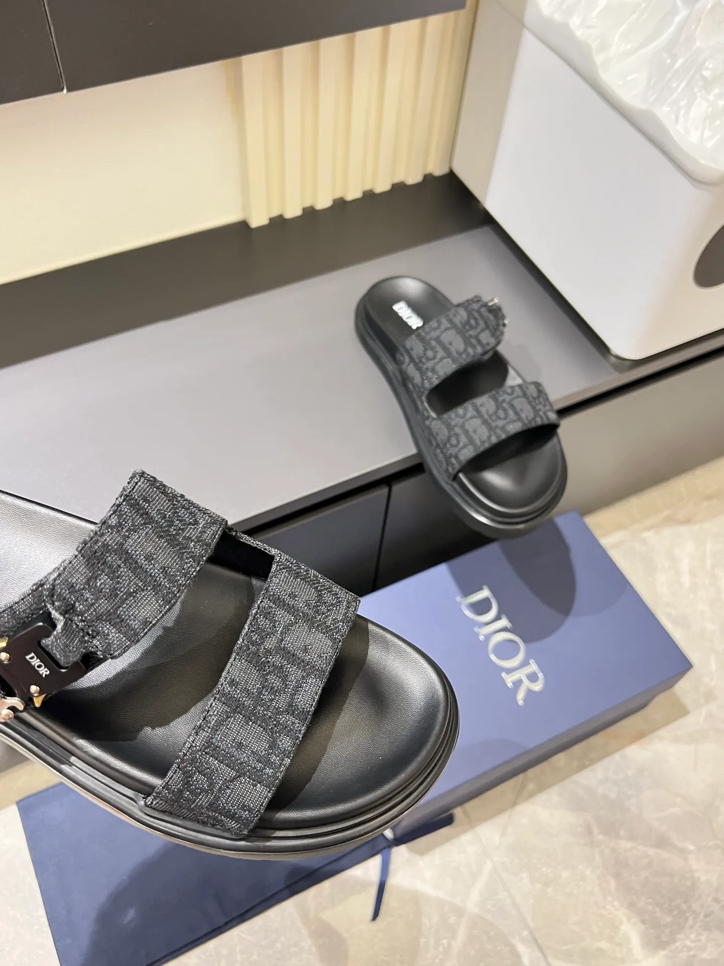 Men's Men's Shoes 💰p320 Dio* Men's Sandals Slippers. Showcasing Dior haute couture design. The Dior gray suede strap is accented with an aluminum Dior buckle for added style. Paired with a comfortable tonal notch sole, they pair easily with shorts or jeans for a sophisticated look. Main body: suede cow leather, technical fabric lining: cow leather, with adjustable straps, aluminum Dior buckle, Dior gray EVA insole, tonal notched rubber outsole splicing structure, size: 38-44 (customized at 45.46)